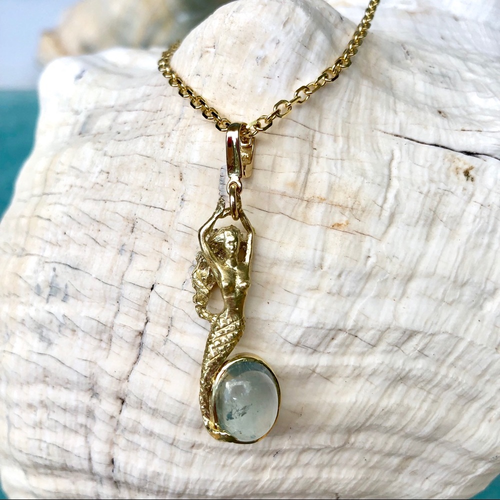 14kt Gold Aquamarine 🧜‍♀️ Mermaid pendant necklac
